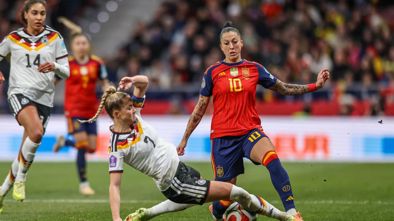 Giulia Gwinn (l.) und Jennifer Hermoso im Zweikampf um den Ball.