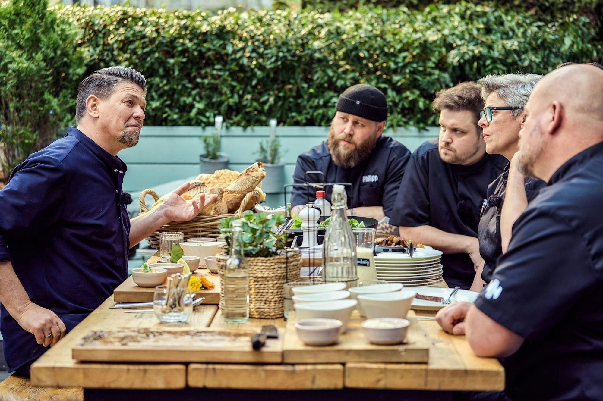 Tim Mälzer (links) probiert die Soßen, die die Kandidaten zum Fleisch zubereitet haben. (Bild: RTL / Hendrik Lüders)