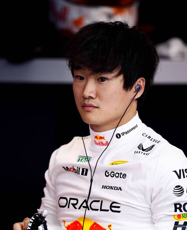 Red-Bull-Pilot Yuki Tsunoda trägt Kopfhörer vor dem Rennen in Katar.