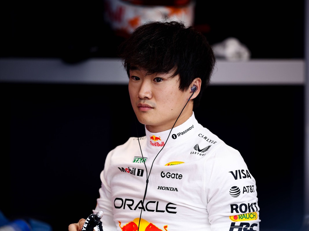 Red-Bull-Pilot Yuki Tsunoda trägt Kopfhörer vor dem Rennen in Katar.