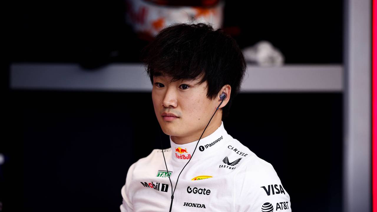 Red-Bull-Pilot Yuki Tsunoda trägt Kopfhörer vor dem Rennen in Katar.