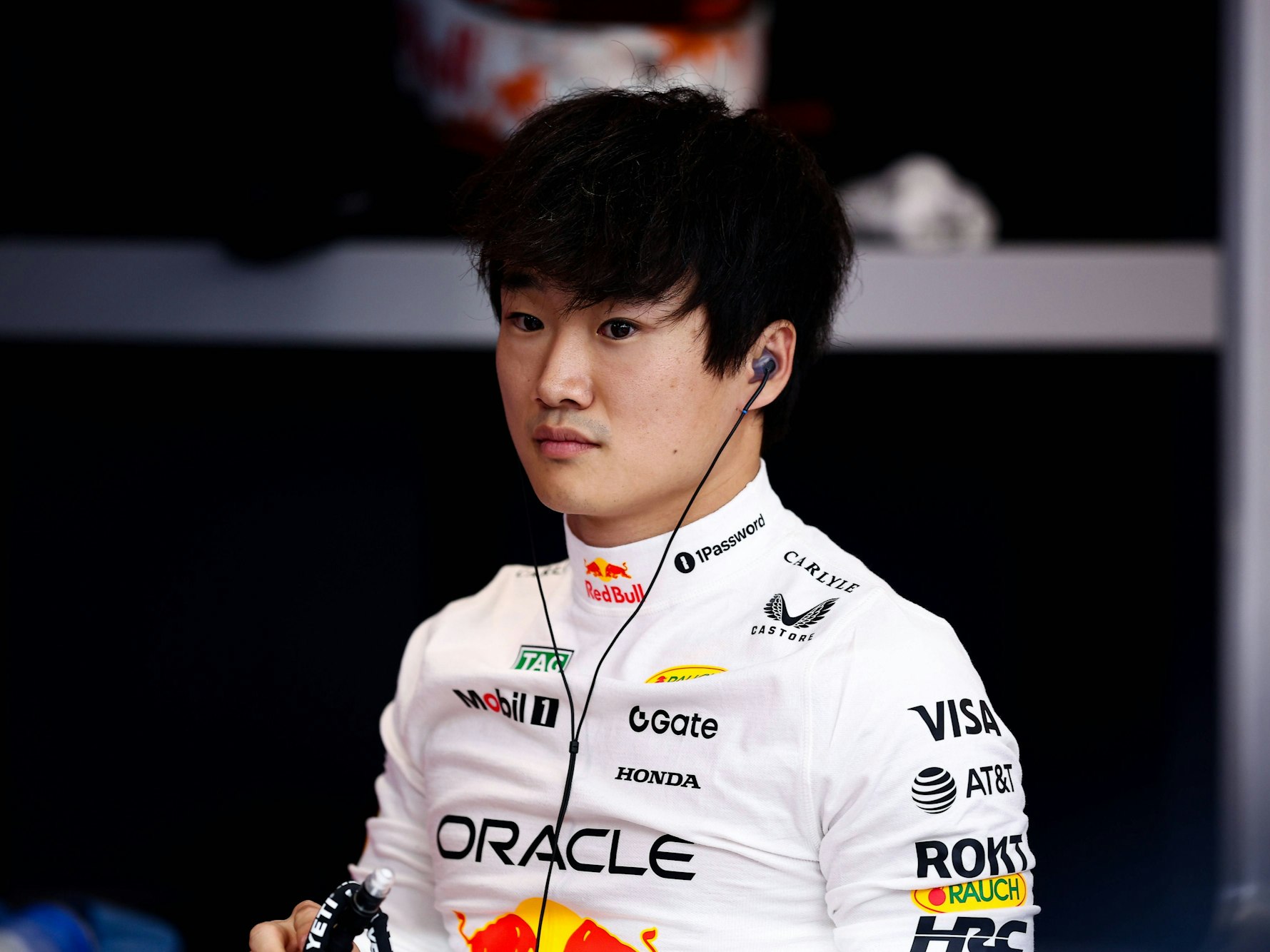 Red-Bull-Pilot Yuki Tsunoda trägt Kopfhörer vor dem Rennen in Katar.