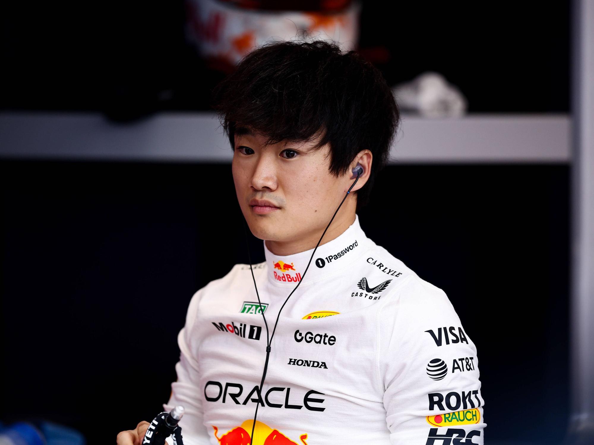 Red-Bull-Pilot Yuki Tsunoda trägt Kopfhörer vor dem Rennen in Katar.