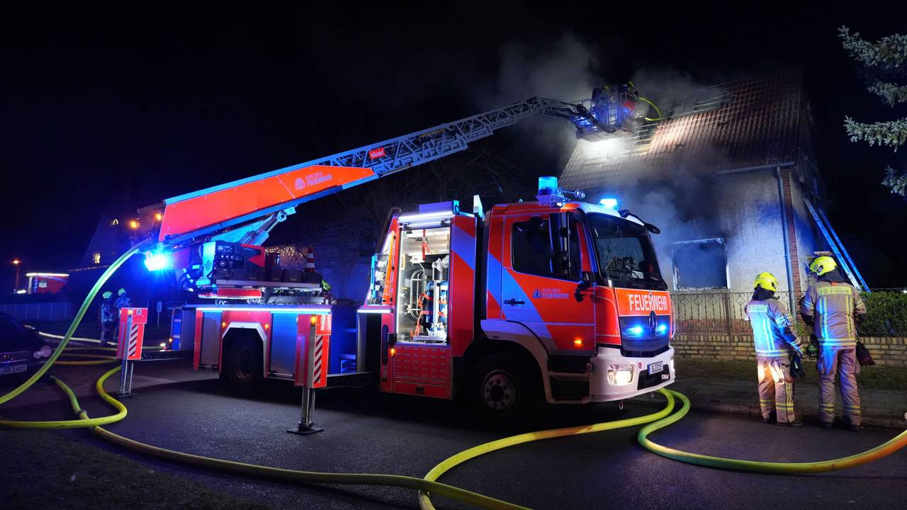 Feuerwehrleute sind im Einsatz bei einem Brand in einem Einfamilienhaus.