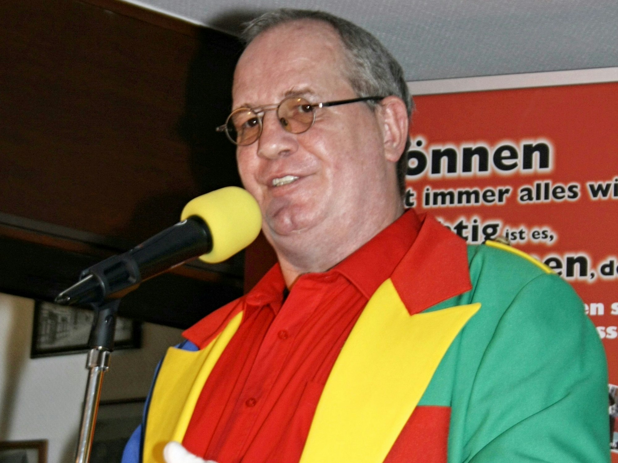 Büttenredner Ralph Kuhn bei einem Auftritt.