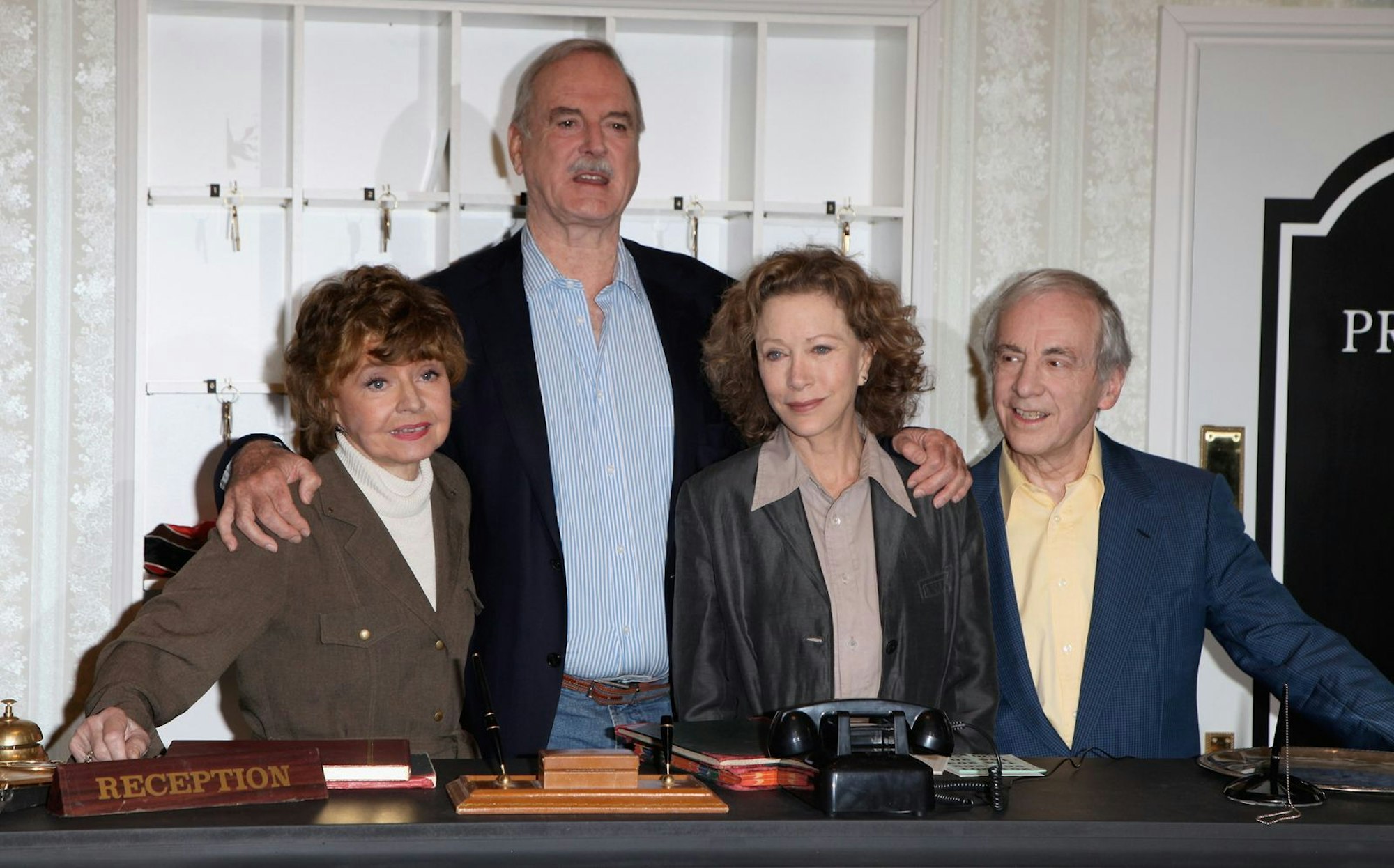 2009 feierten die „Fawlty Towers“-Stars - von links: Prunella Scales John Cleese, Connie Booth und Andrew Sachs - ein Wiedersehen. (Bild: Tim Whitby/Getty Images)