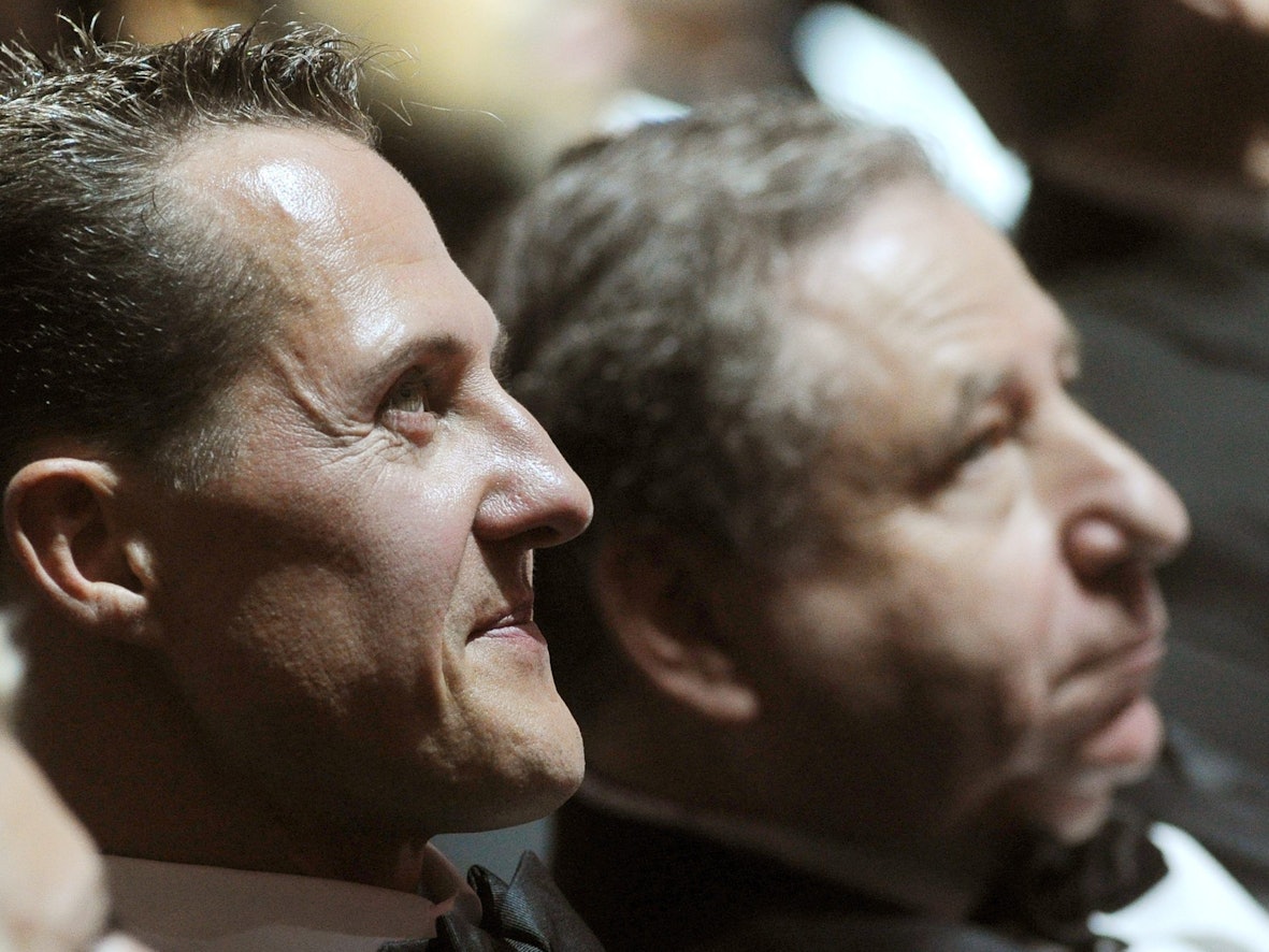 Der ehemalige Formel-1-Rennfahrer Michael Schumacher und sein Ex-Ferrari-Chef Jean Todt auf einer Veranstaltung.