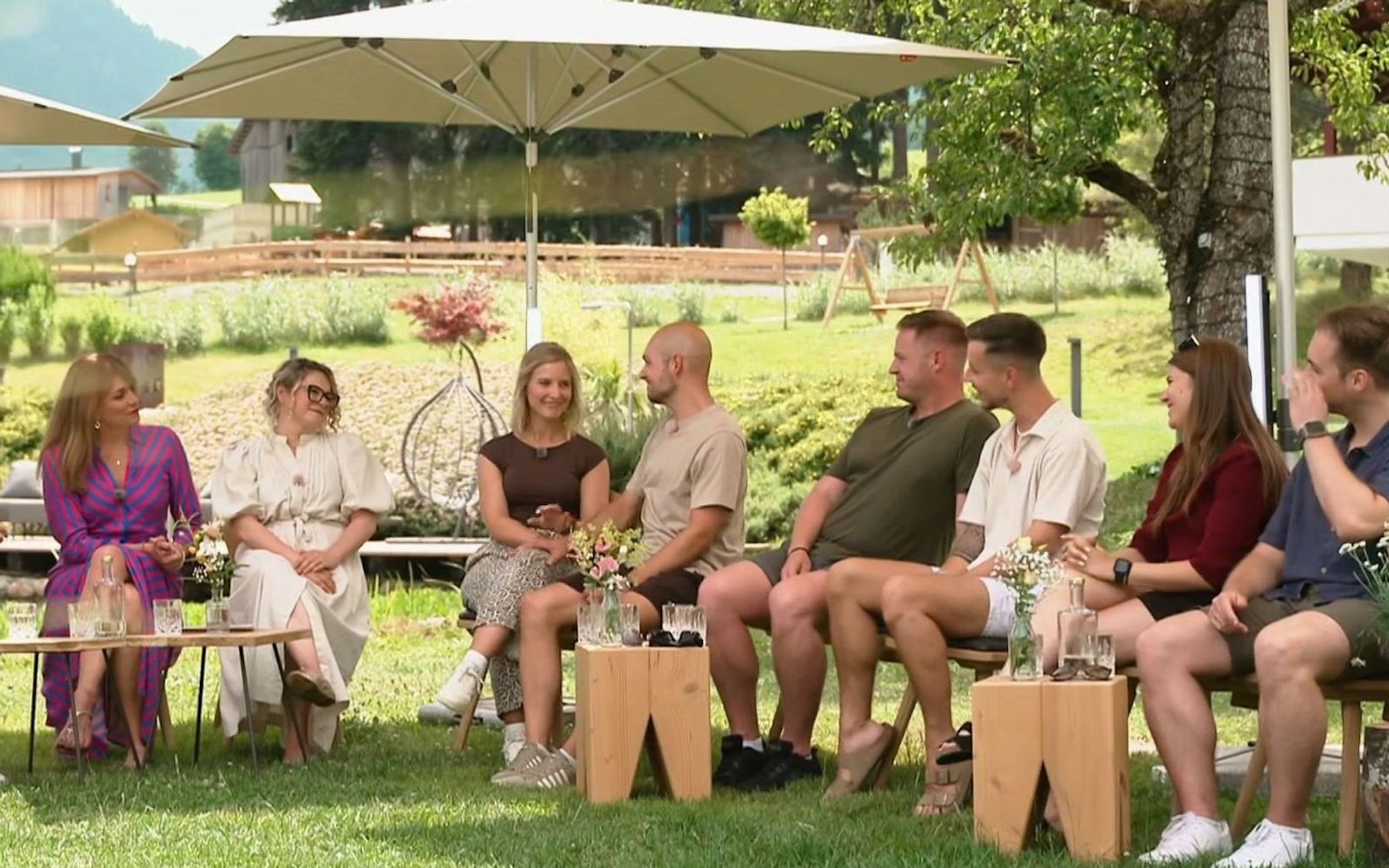 In Gruppenübungen erfahren alle mehr über die anderen Paare und über sich selbst. (Bild: Sat.1)