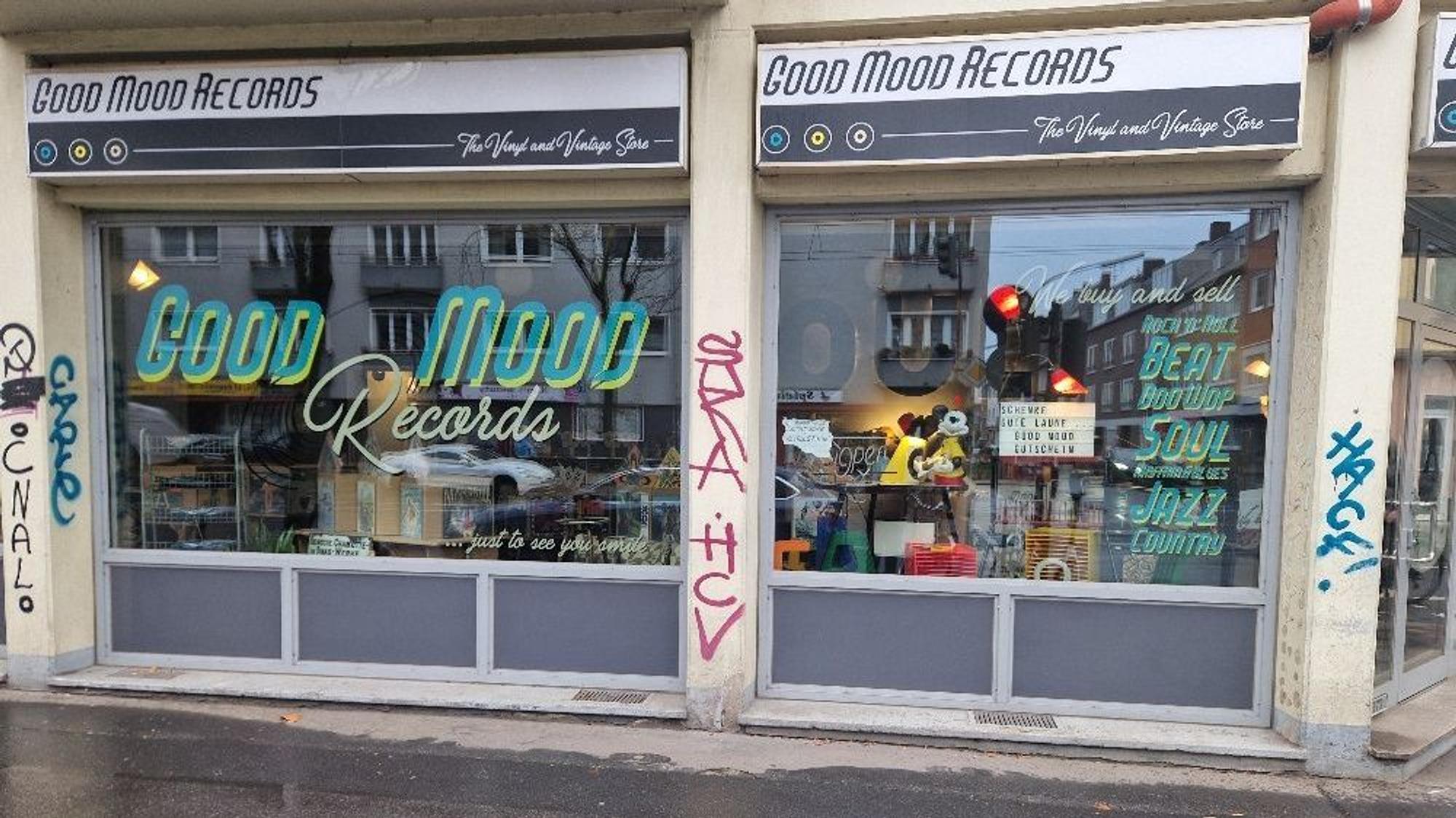 Ein beschmiertes Ladenlokal in Köln-Lindenthal.