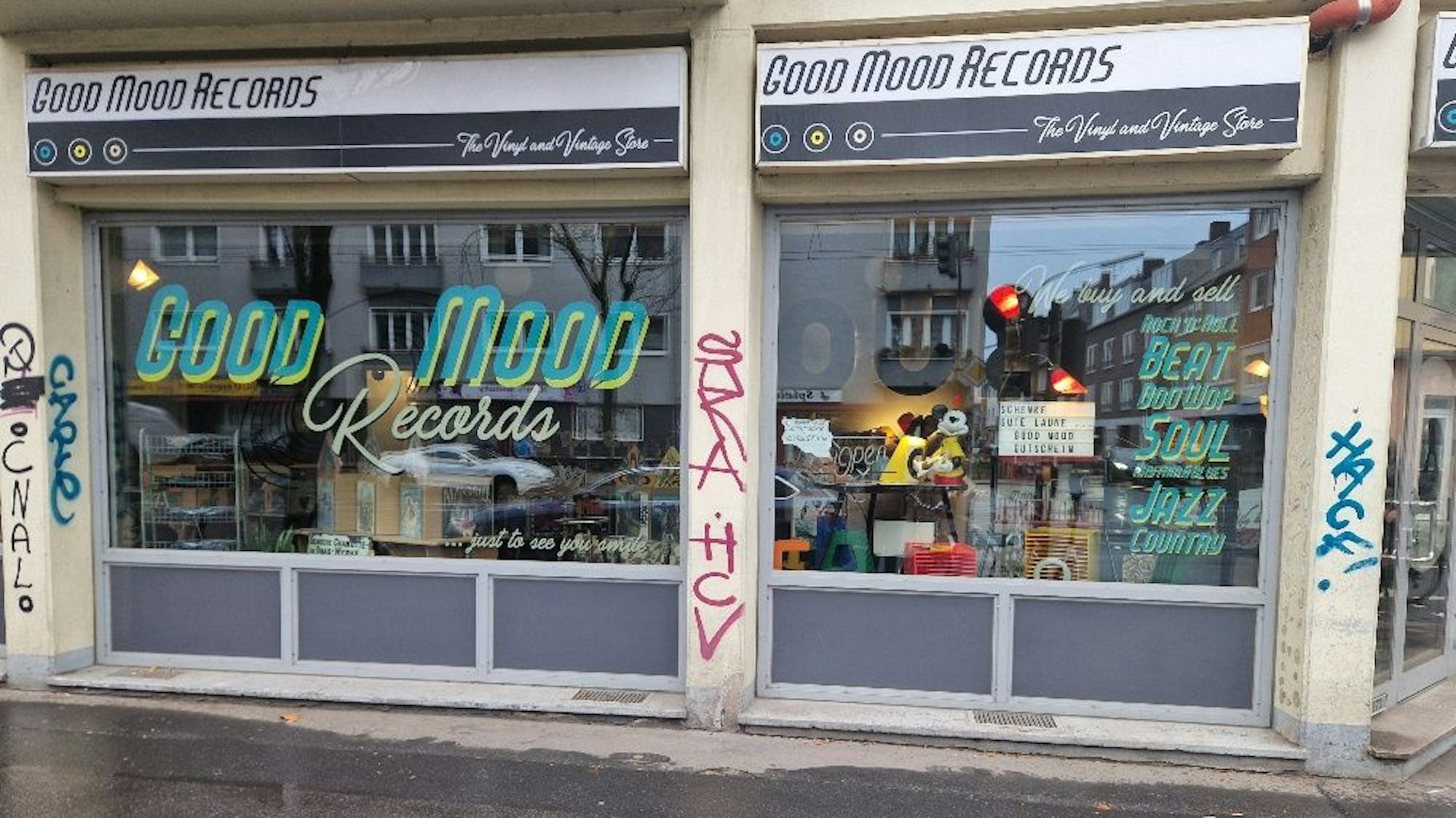 Ein beschmiertes Ladenlokal in Köln-Lindenthal.