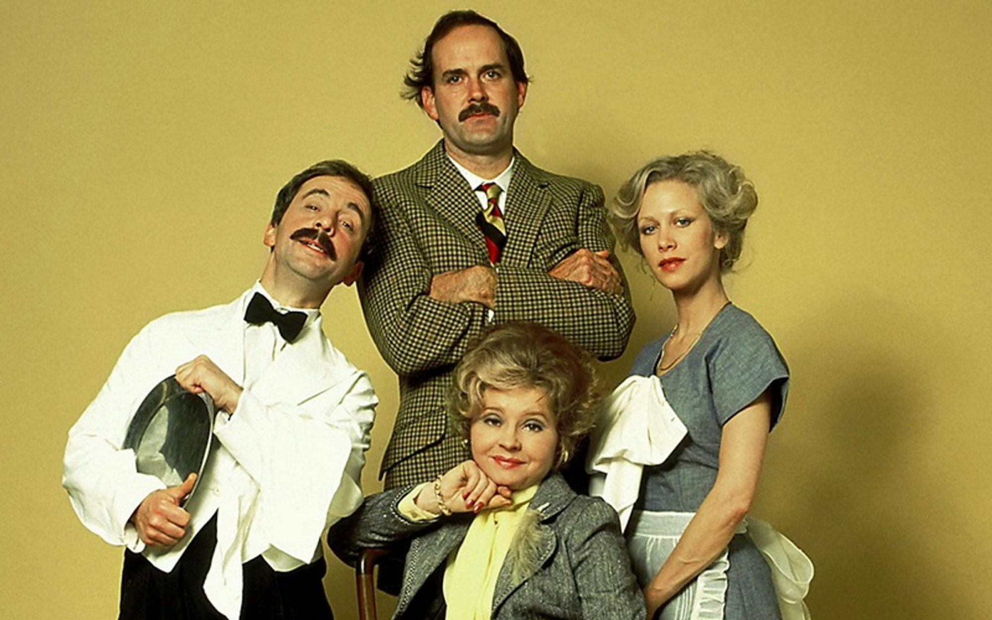 Eine der besten Sitcoms aller Zeiten: In „Fawlty Towers“ spielte Connie Booth (rechts) das Zimmermädchen Polly und schrieb an den Drehbüchern mit. (Bild: Polyband)