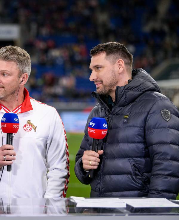 Patrick Helmes mit Lukas Kwasniok am Sky-Pult am Spielfeldrand.