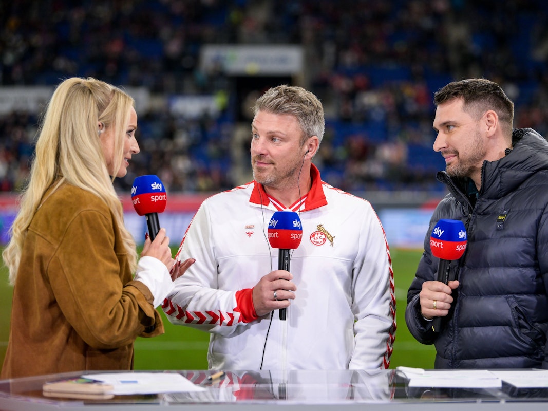 Patrick Helmes mit Lukas Kwasniok am Sky-Pult am Spielfeldrand.