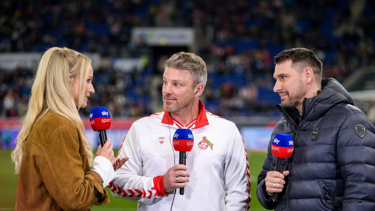 Patrick Helmes mit Lukas Kwasniok am Sky-Pult am Spielfeldrand.