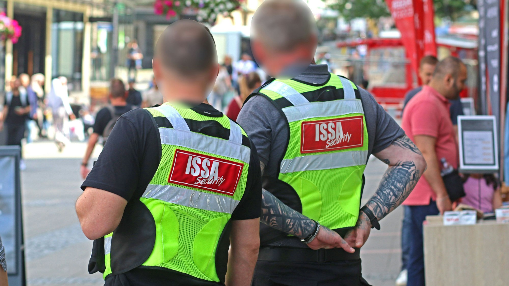 Männer in ISSA Security Westen auf einer Straße