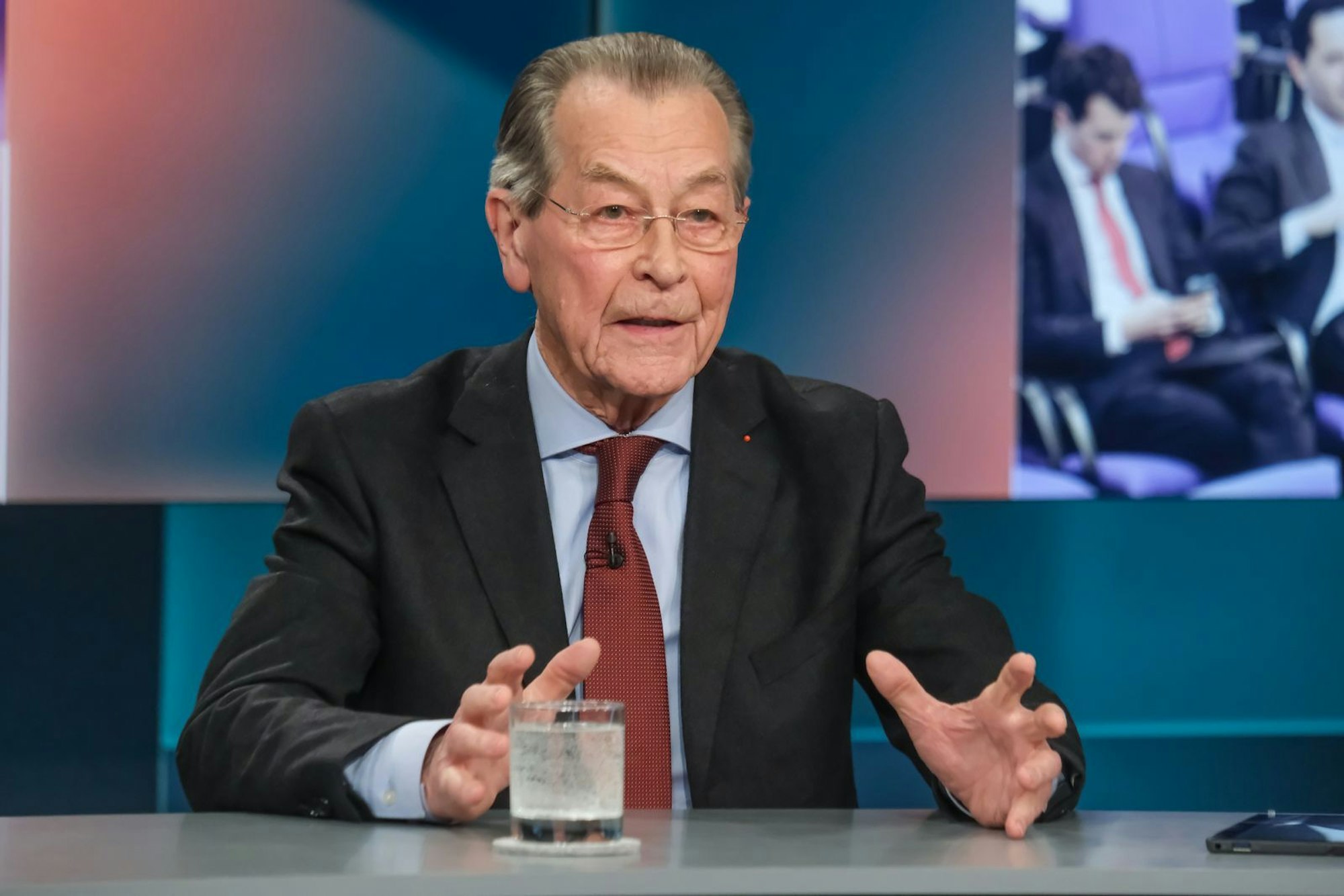 Die Rentenreformpläne seien eine fehlgeleitete Debatte, kritisierte Franz Müntefering: „Fragt zu Hause die Wählerinnen und Wähler. Macht, was sie sagen“, forderte er.
(Bild: WDR/ Oliver Ziebe )