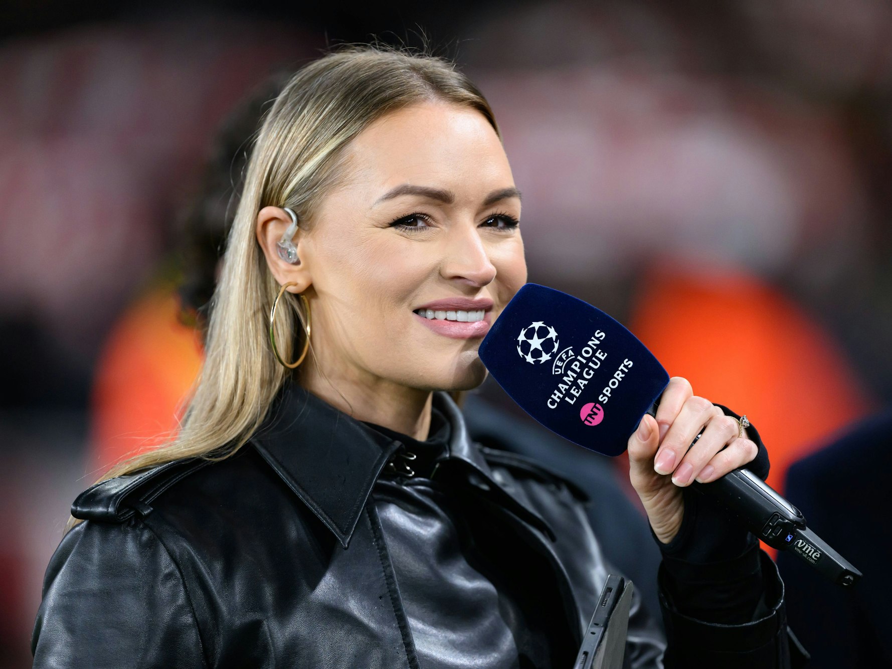 Moderatorin Laura Woods hält ein Mikrofon in der Hand.