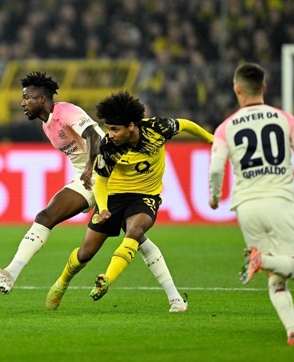Edmond Tapsoba (l.) und Karim Adeyemi im Zweikampf um den Ball.