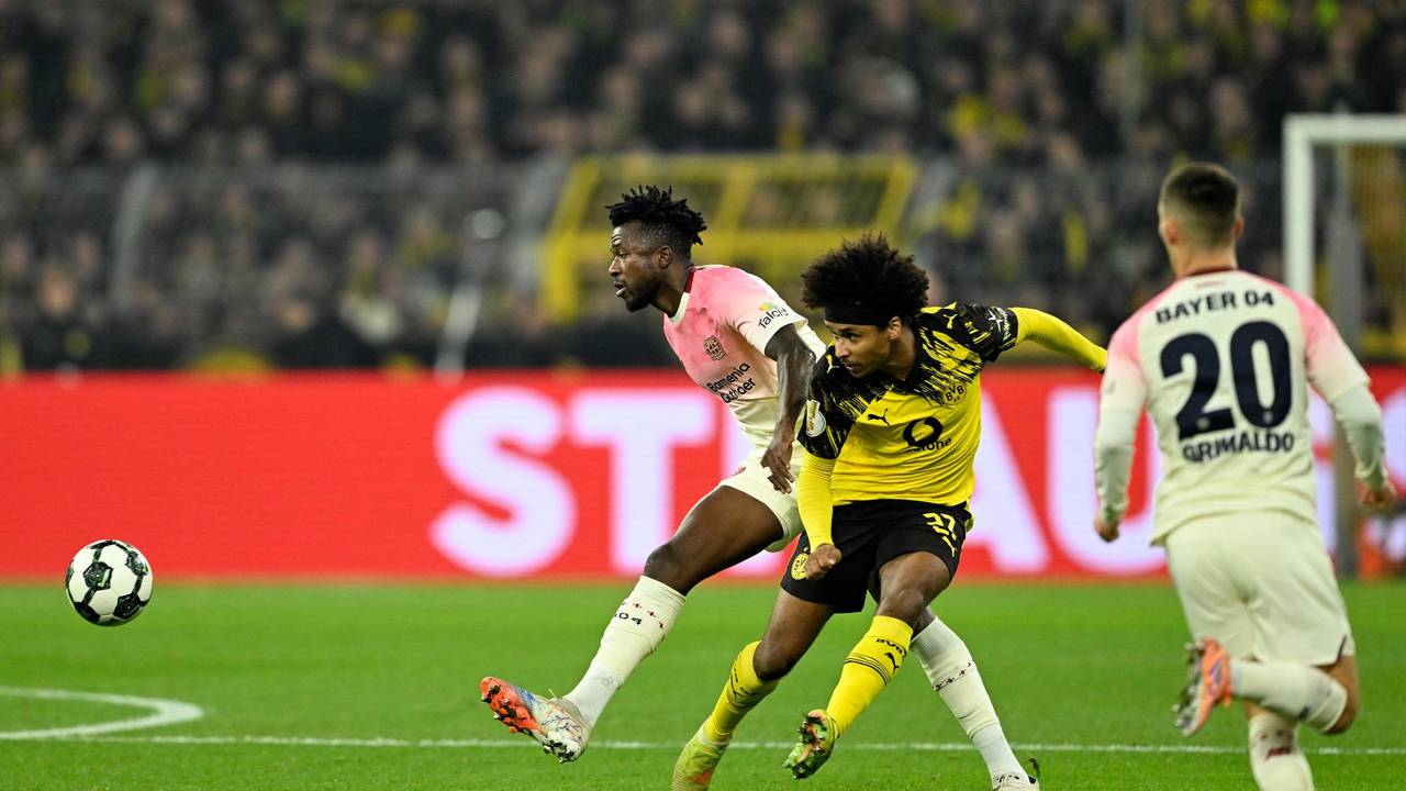 Edmond Tapsoba (l.) und Karim Adeyemi im Zweikampf um den Ball.
