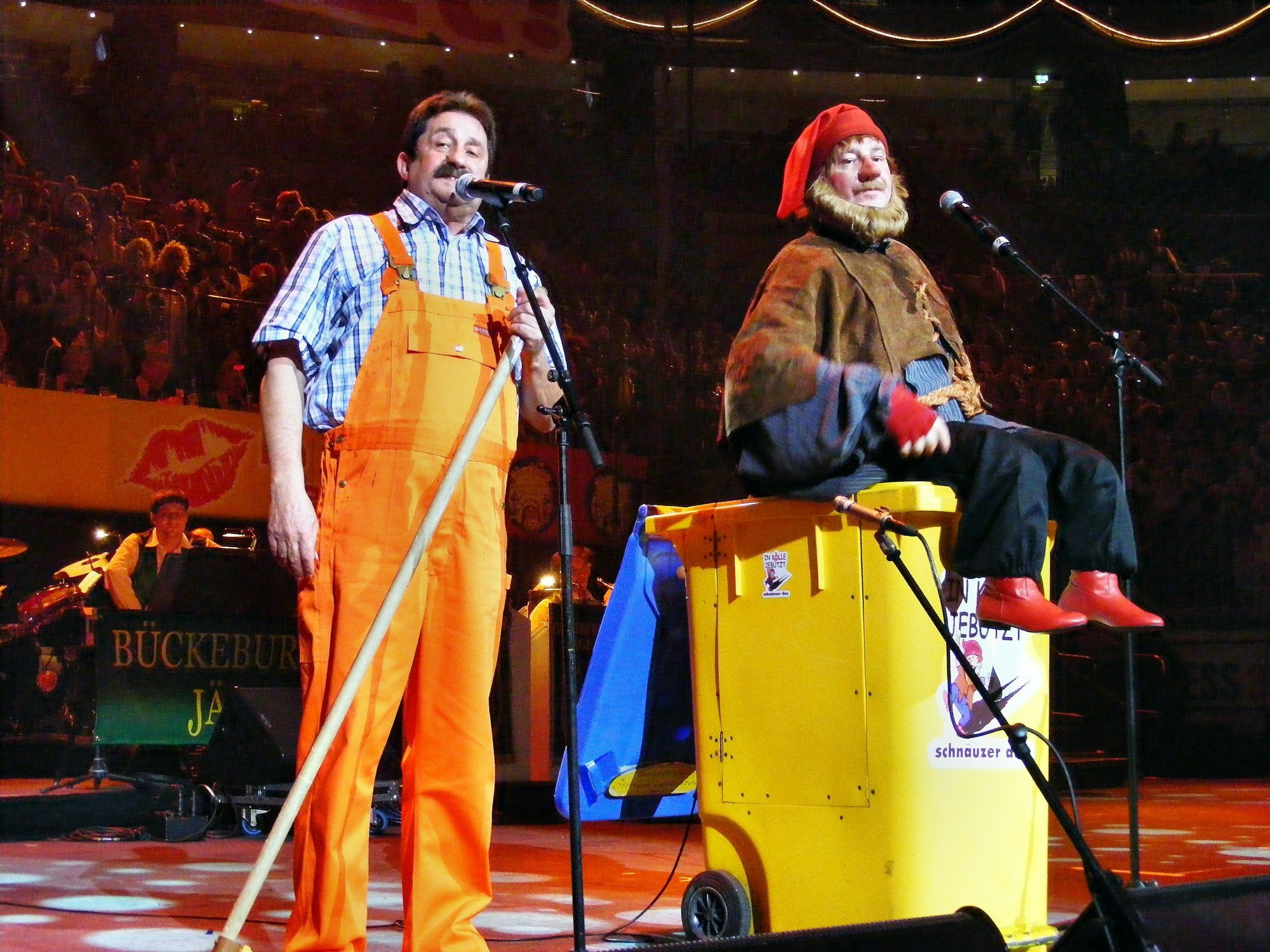 Das „Schnäuzer Duo“ steht auf der Bühne der Lanxess-Arena.