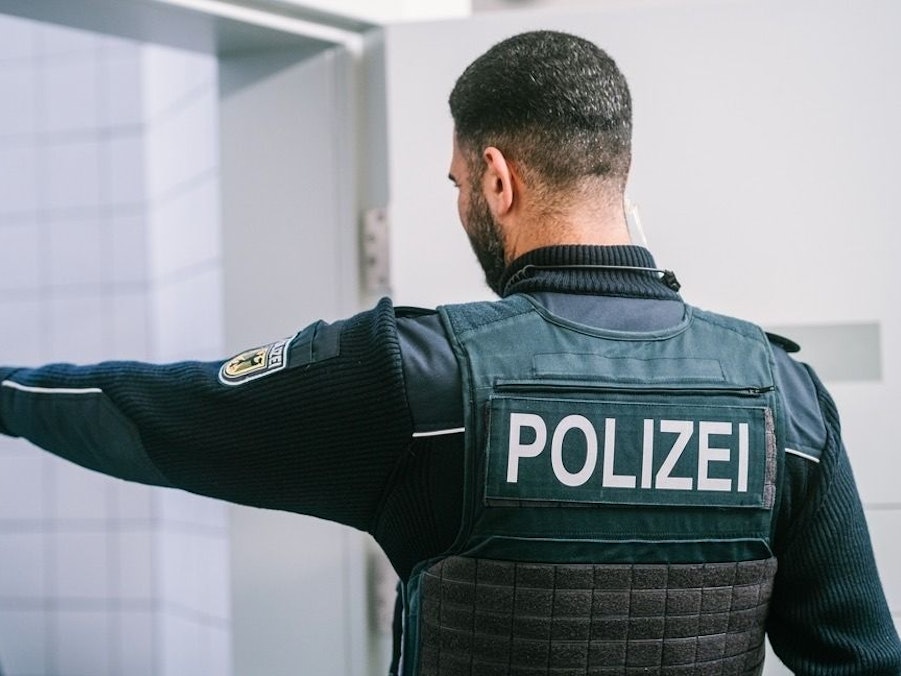 Zwei Bundespolizisten führen einen Mann in Handschellen ab.