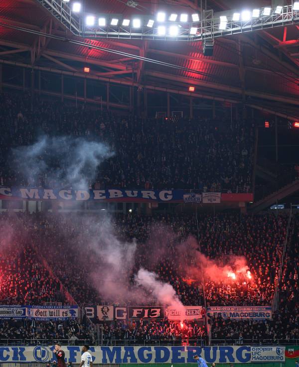 Magdeburger Fans zünden Pyrotechnik im Fanblock.