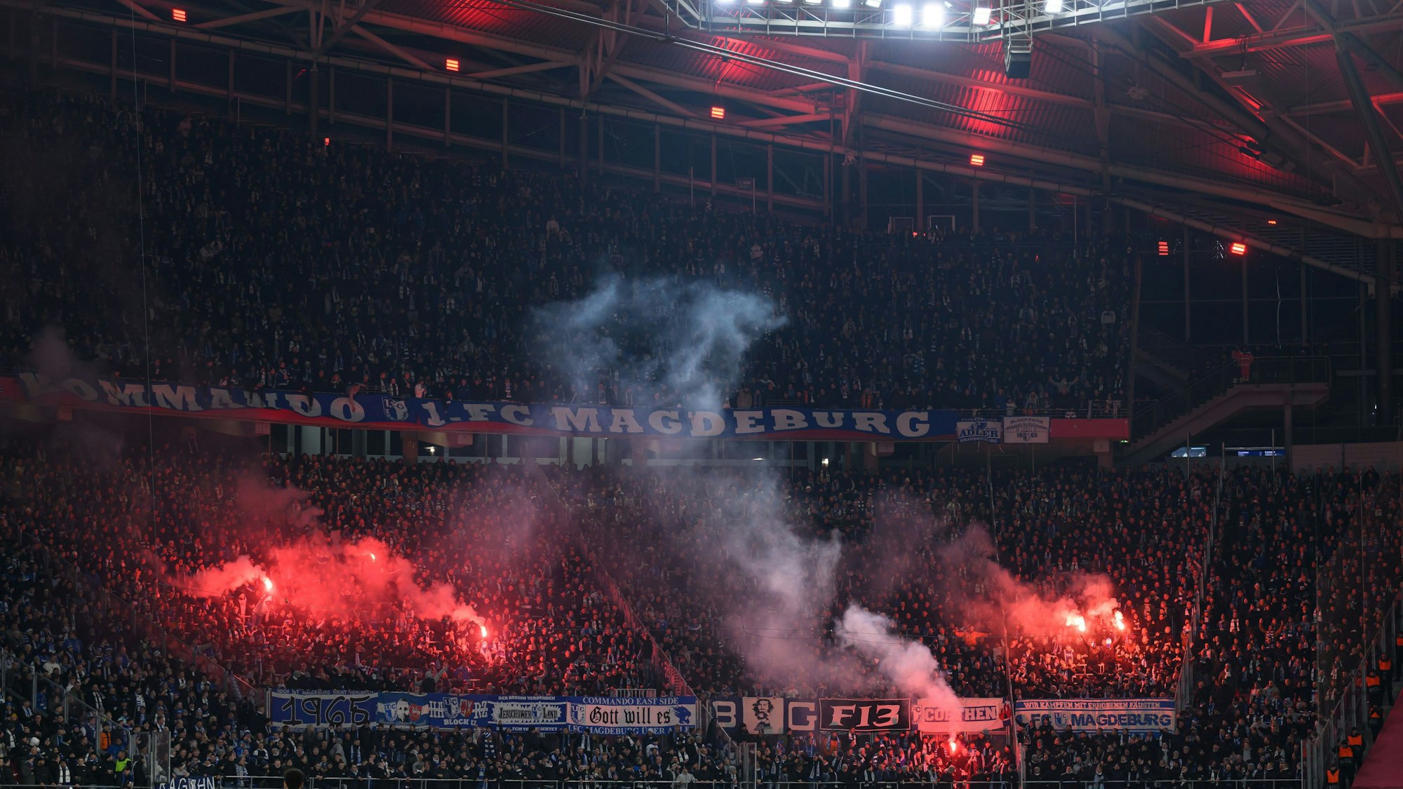 Magdeburger Fans zünden Pyrotechnik im Fanblock.