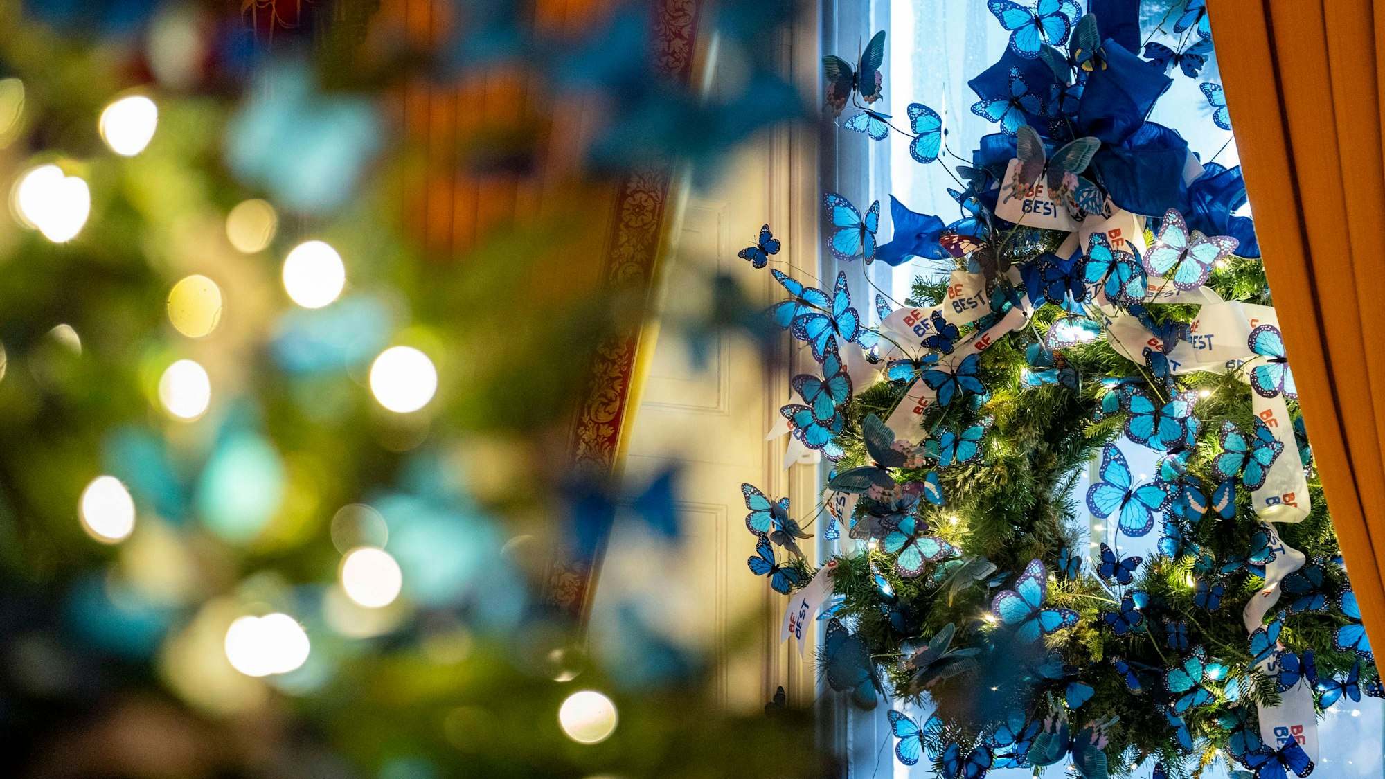 Melania Trumps Weihnachtsbaum mit blauen Schmetterlingen und 'BE BEST' Band