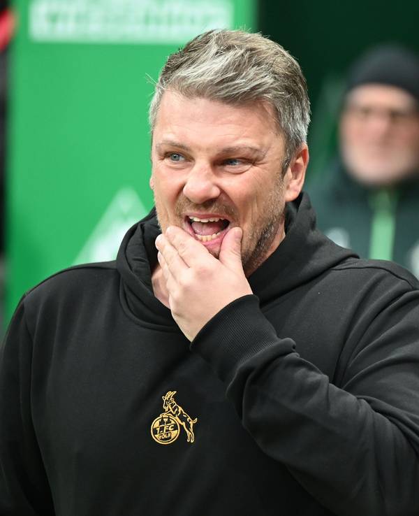 Lukas Kwasniok fasst sich ans Kinn.