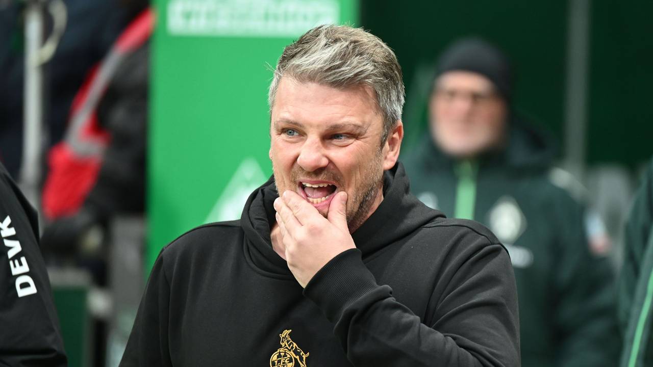 Lukas Kwasniok fasst sich ans Kinn.