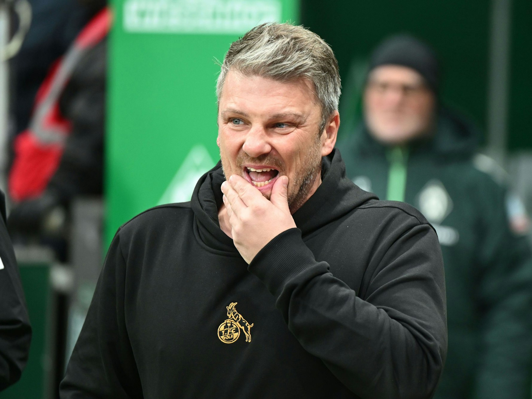 Lukas Kwasniok fasst sich ans Kinn.