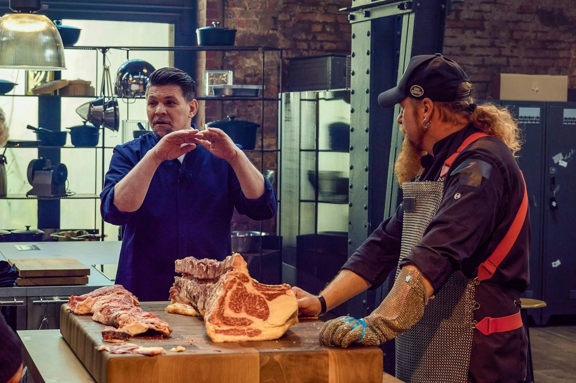 In der neuen Folge von „Mälzers Meisterklasse“ begrüßt Tim Mälzer (links) den Profikoch Ludwig „Lucki“ Maurer. (Bild: RTL / Hendrik Lüders)