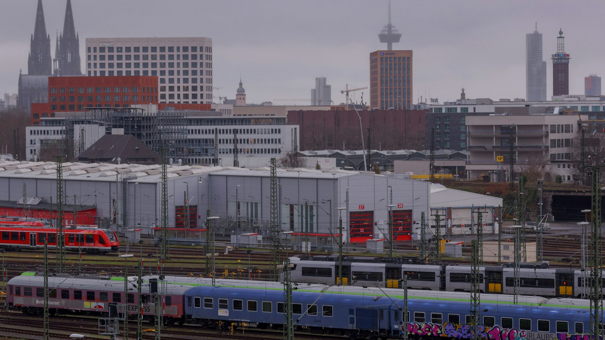 Ab dem 1. Januar müssen VRS-Fahrgäste tiefer in die Tasche greifen (Archivfoto).