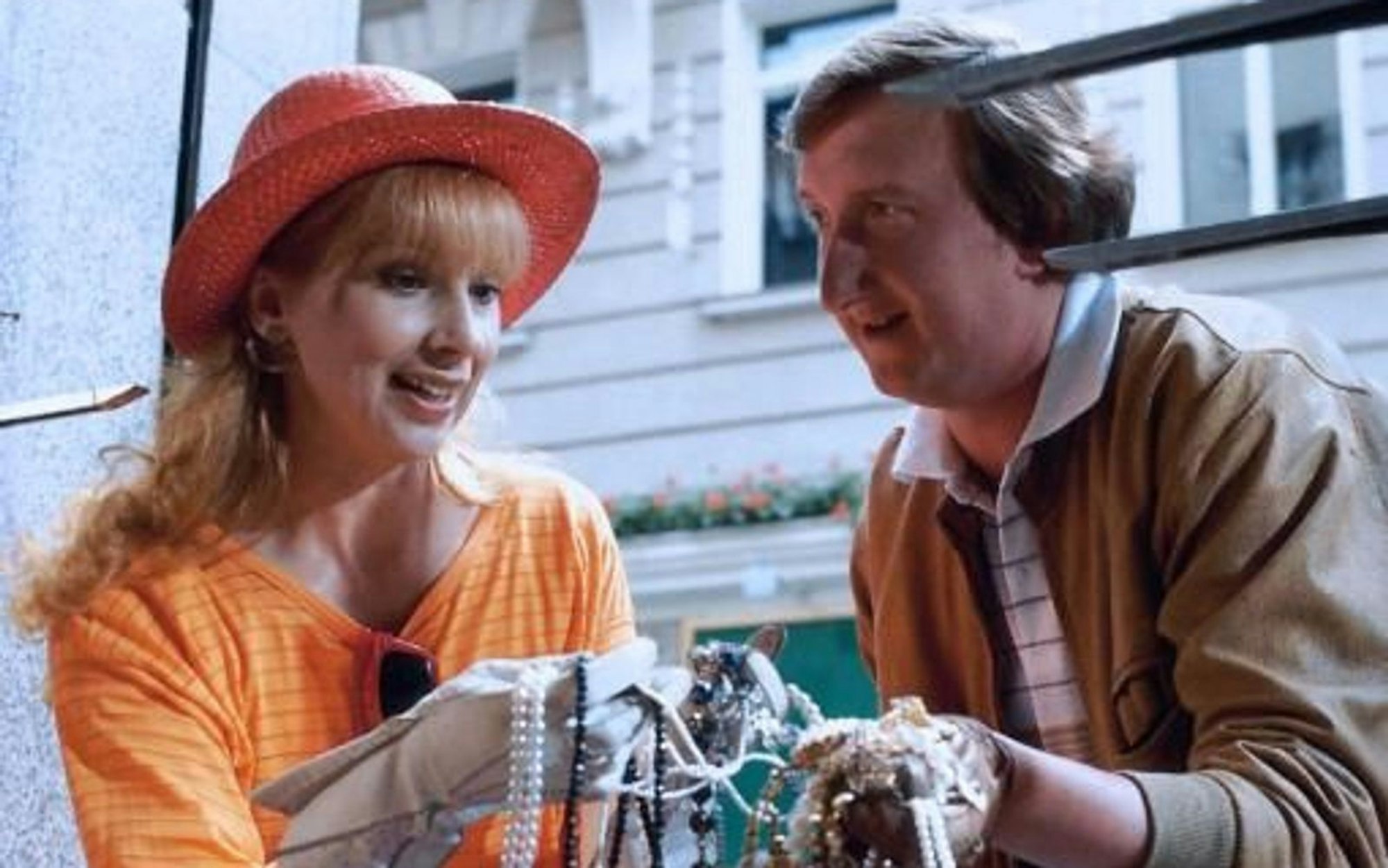 Auch leichteren Stoffen war Ursela Monn nie abgeneigt: In der Komödie „Geld oder Leber“ (1986) spielte sie an der Seite von „Supernase“ Mike Krüger. (Bild: Lisa Film)