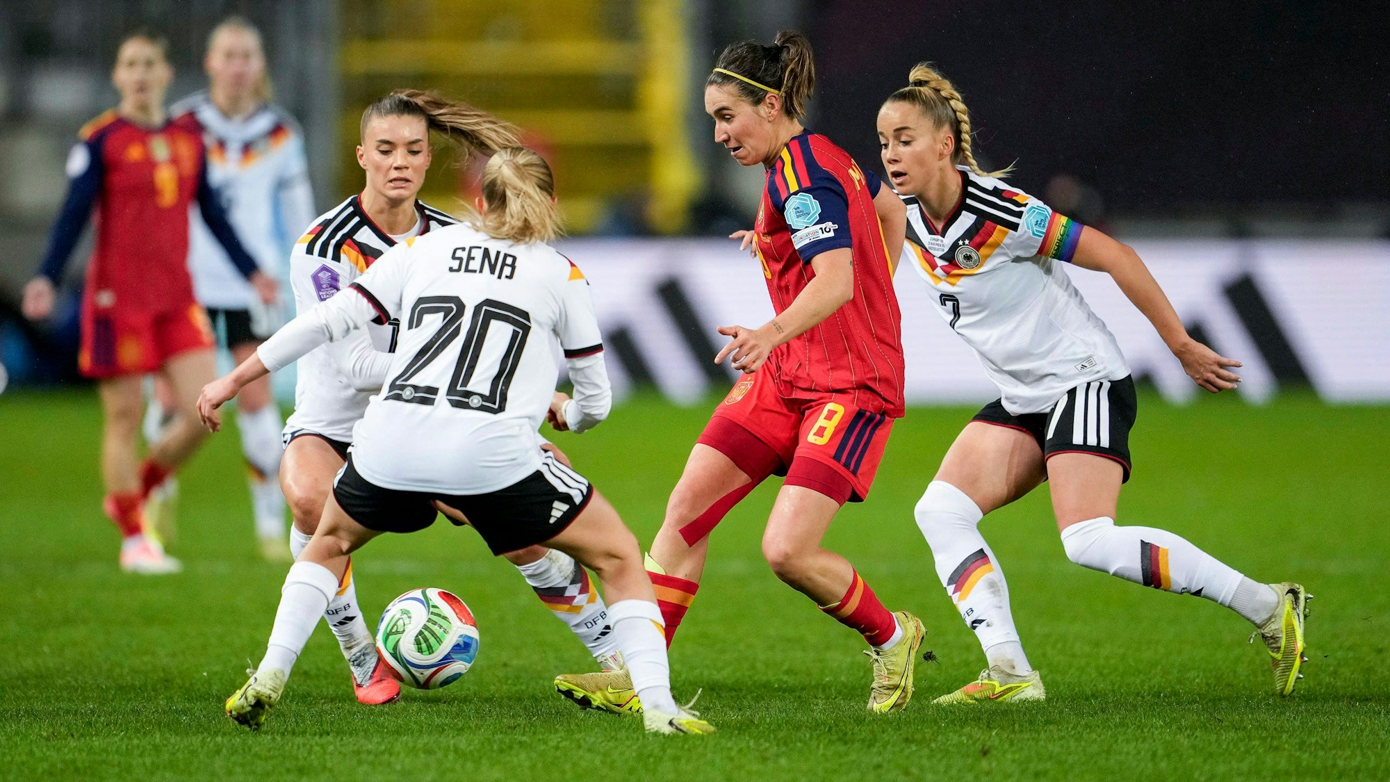 DFB-Kapitänin Giulia Gwinn jagt dem Ball hinterher.