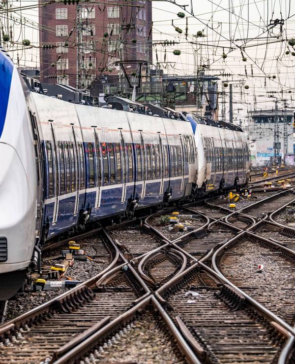 Eine Bahn von National Express auf den Gleisen vor dem Kölner Hauptbahnhof (Archivbild).