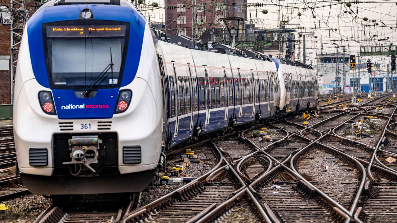 Eine Bahn von National Express auf den Gleisen vor dem Kölner Hauptbahnhof (Archivbild).
