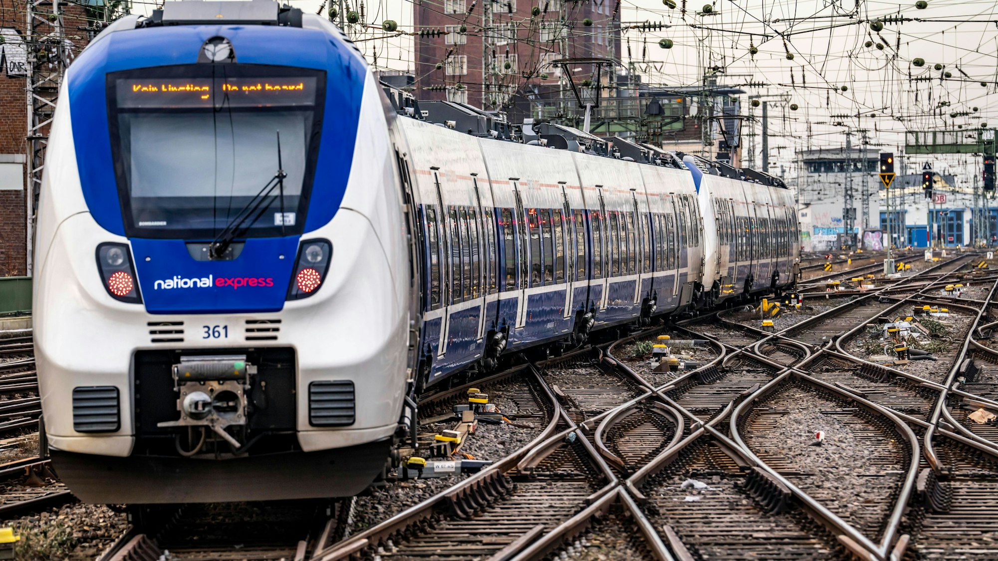 Eine Bahn von National Express auf den Gleisen vor dem Kölner Hauptbahnhof (Archivbild).