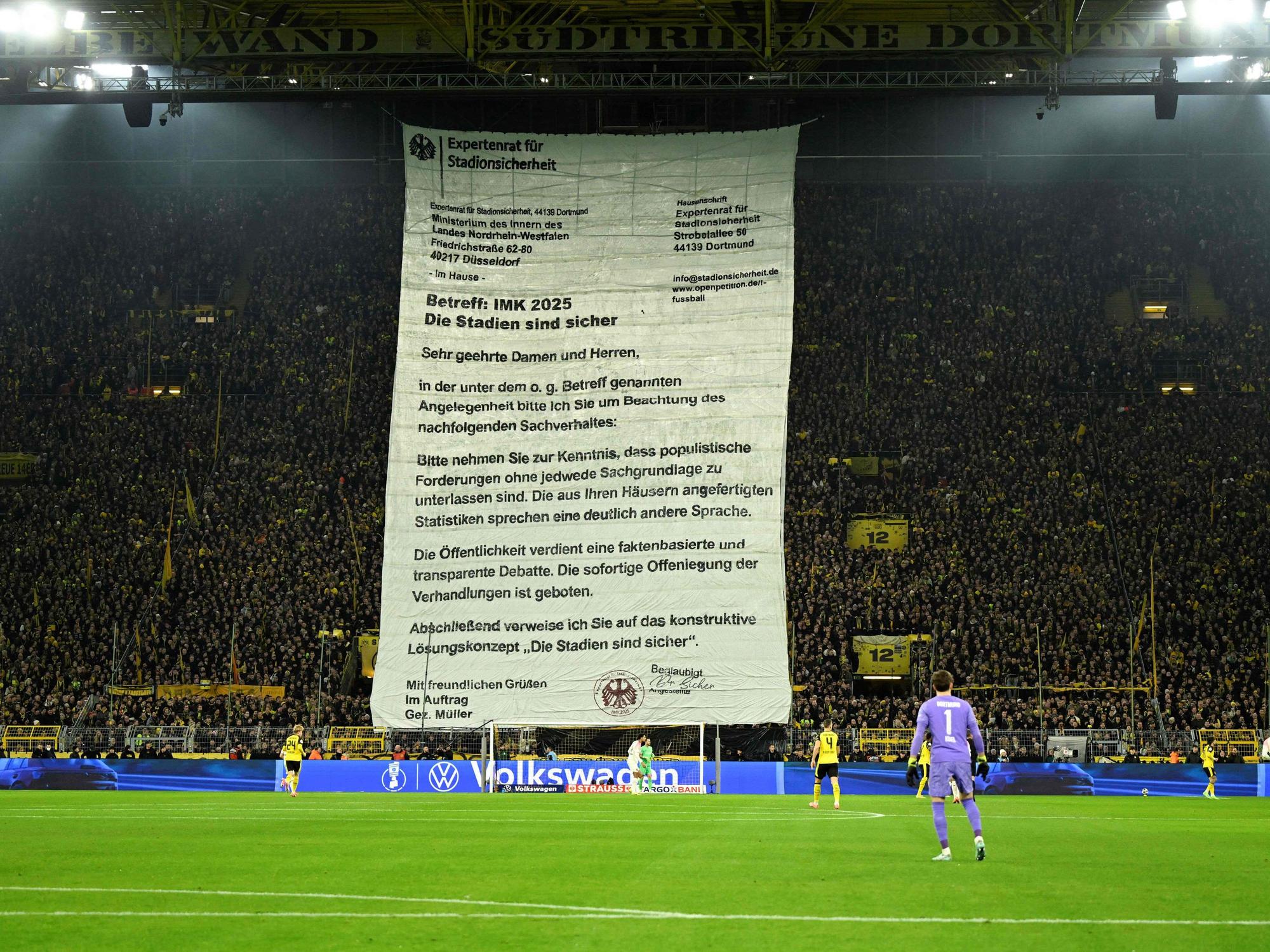Ein großes BVB-Banner vor der Südtribüne beim Pokalspiel gegen Bayer Leverkusen.