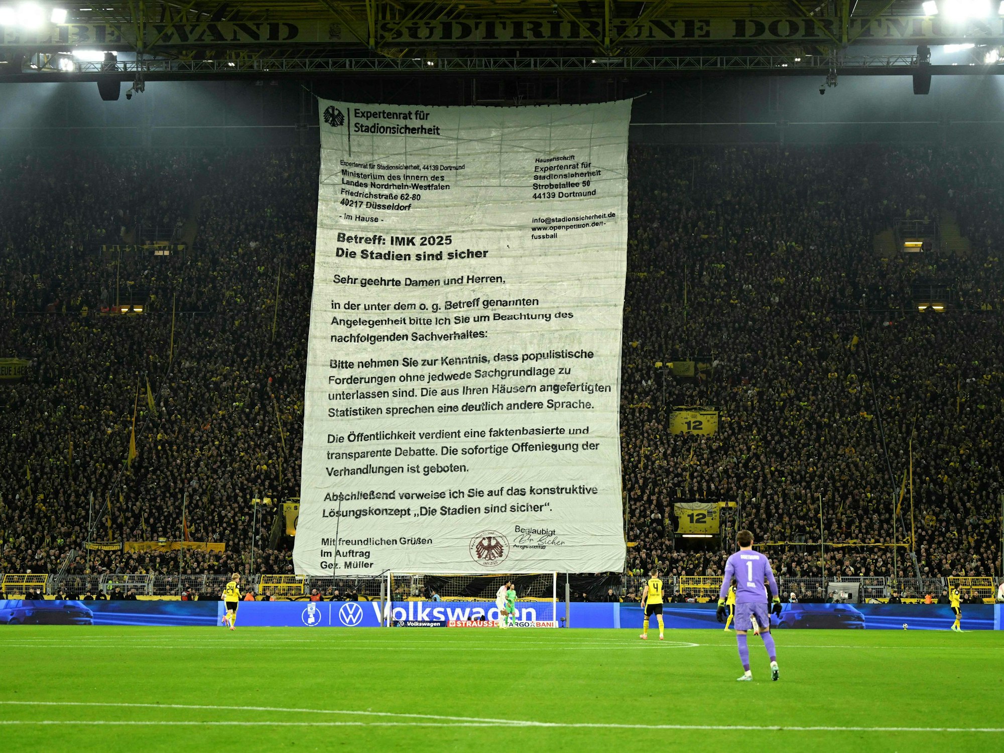 Ein großes BVB-Banner vor der Südtribüne beim Pokalspiel gegen Bayer Leverkusen.