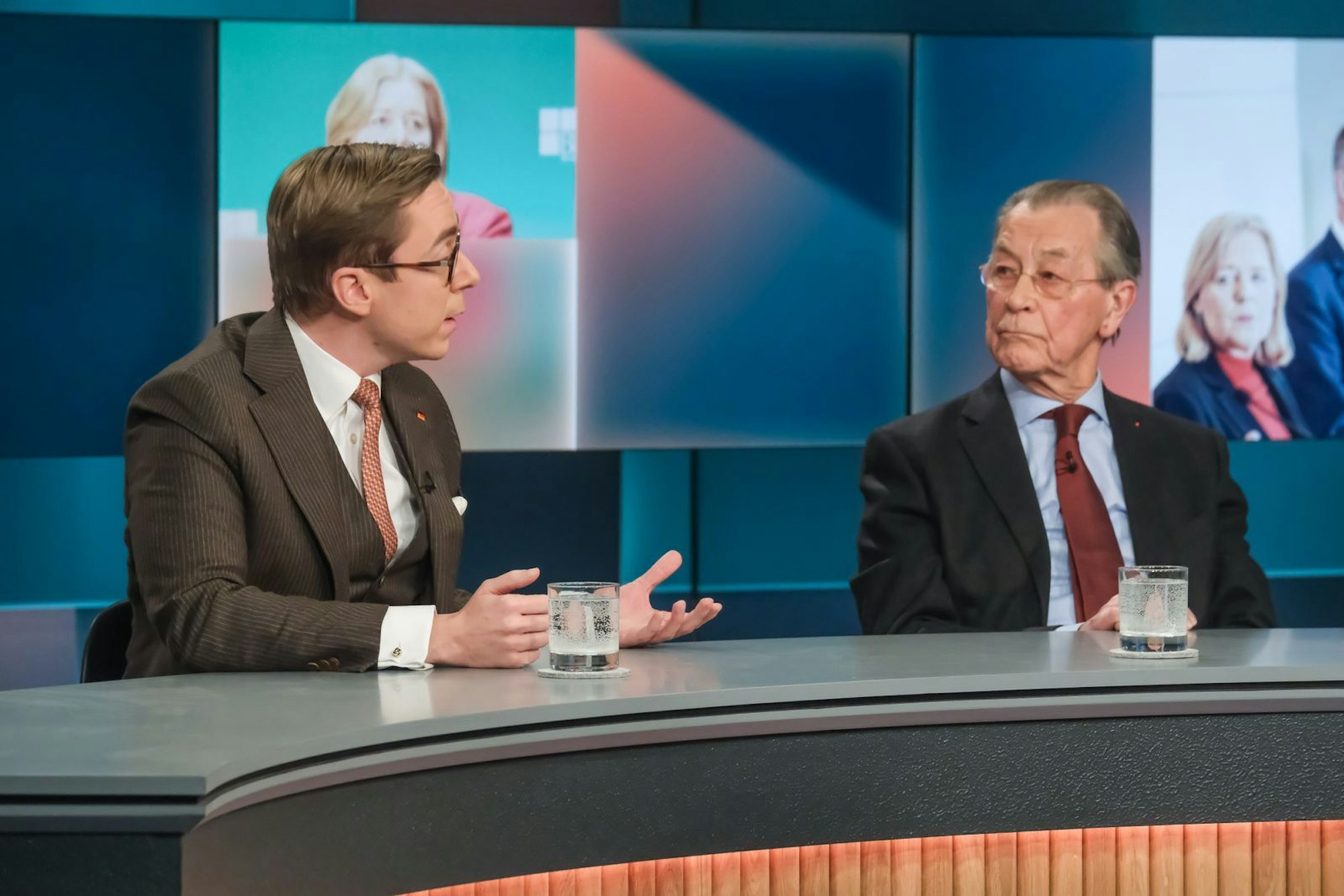 Philipp Amthor (links) und Franz Müntefering diskutierten bei „Hart aber fair“ über die Rentenreformpläne der Koalition.
(Bild: WDR/ Oliver Ziebe )