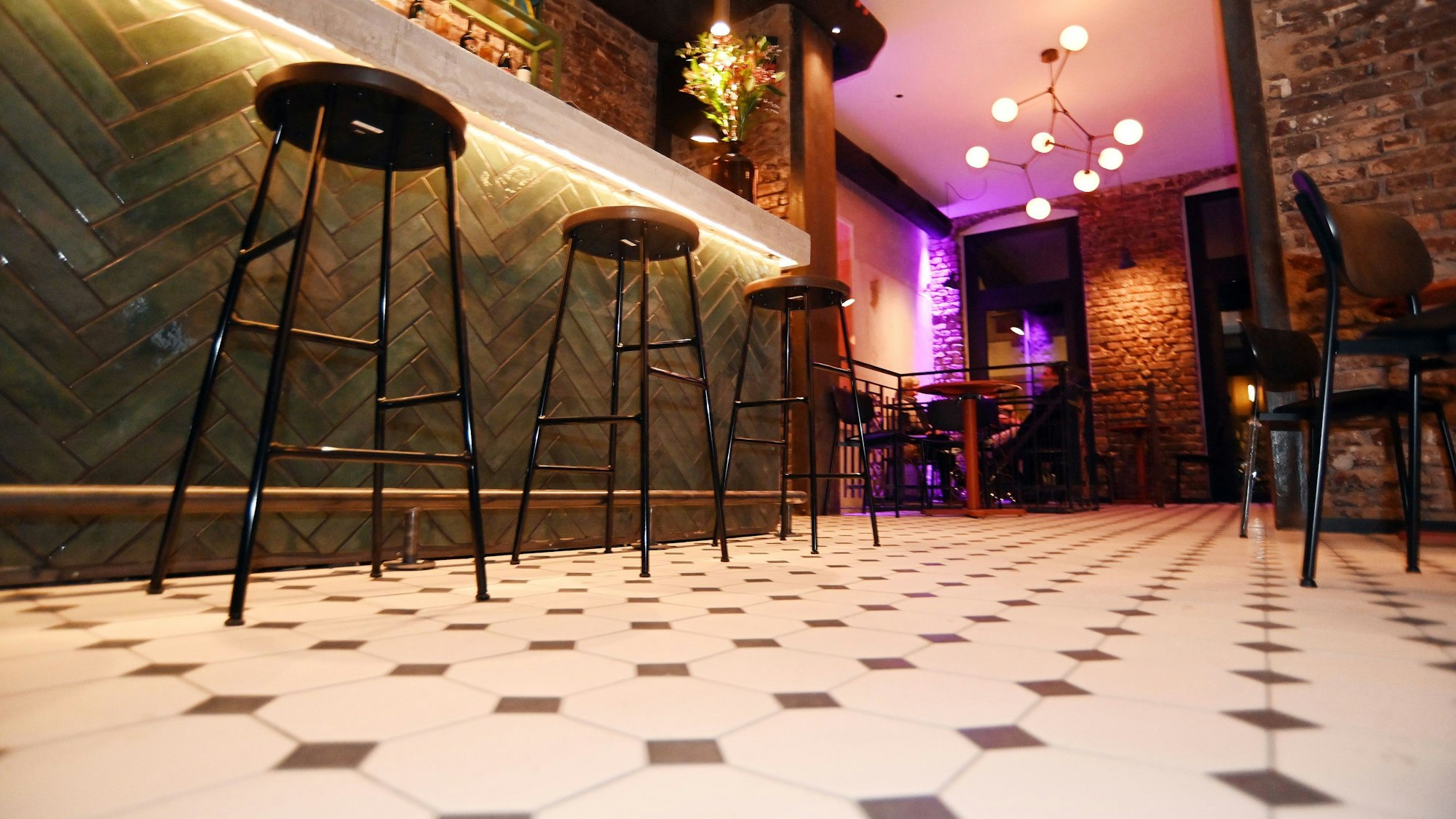 Ein Blick in die neue Bar Reisebüro mit Theke, Fliesen und urbanem Design.