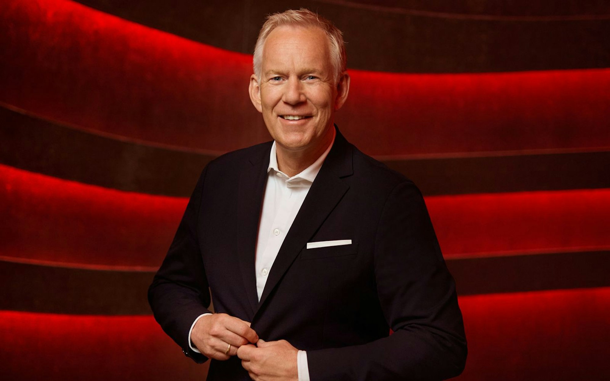 Was schützt uns vor dem Verzweifeln in dunklen Zeiten? Für den Jahresabschluss hat sich Johannes B. Kerner in Schale geschmissen: Der 60-Jährige moderiert vier große ZDF-Formate zum Jahresende und denkt darüber nach, was in schwierigen Zeiten besonders wichtig ist. (Bild: ZDF/Christoph Neumann)