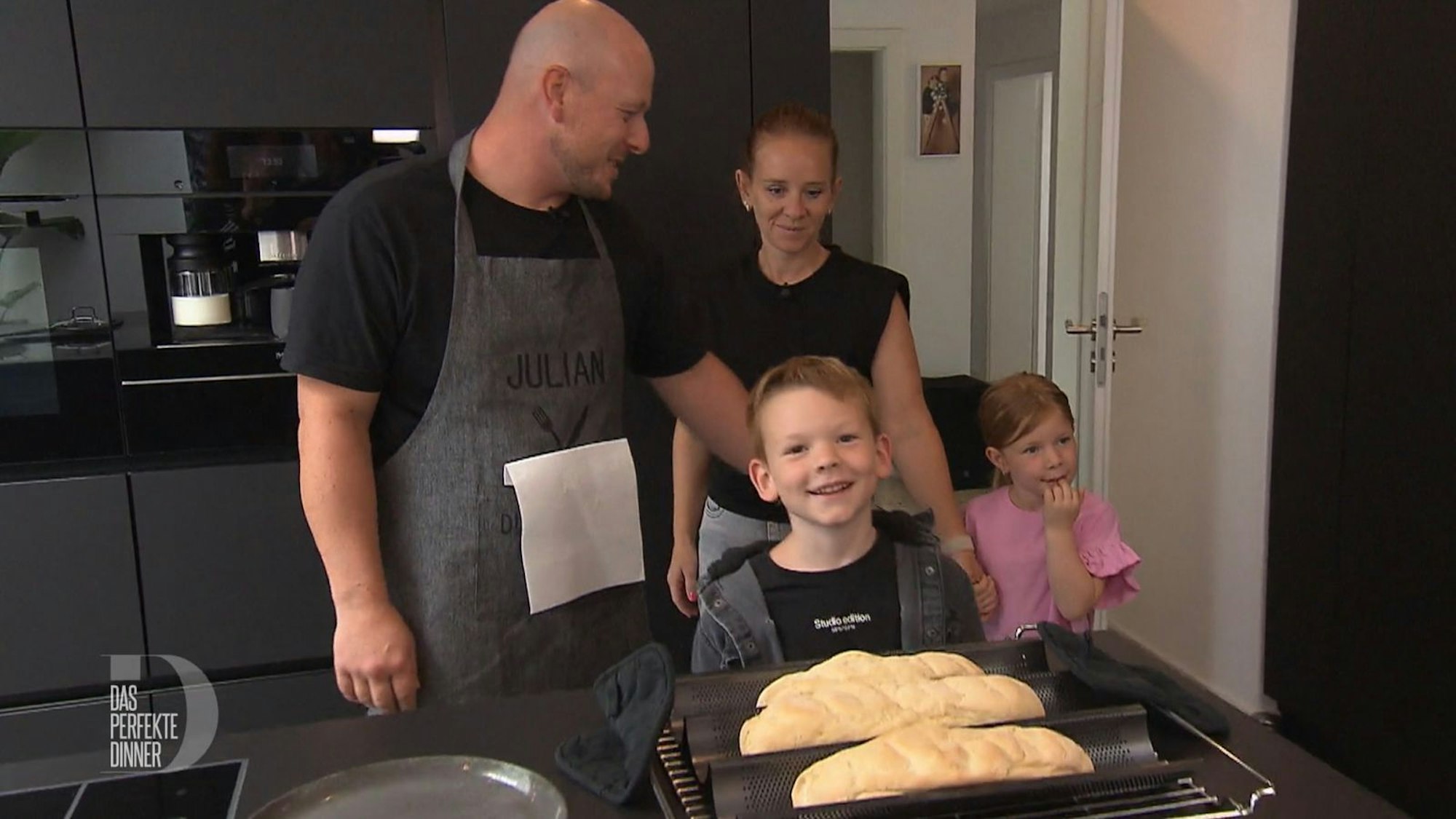 Julians härteste Kritiker sind seine Kinder: „Die Käsespätzle vom Papa waren eklig.“ (Bild: RTL)