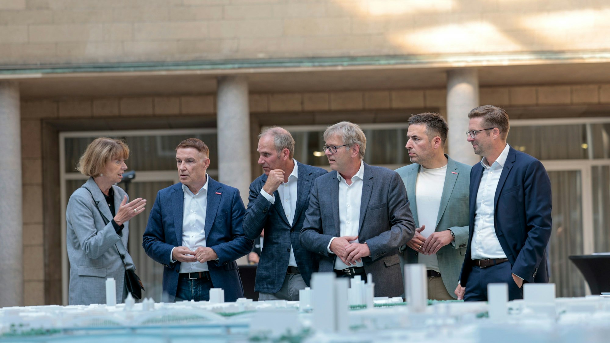 Seit einem halben Jahr im Amt: Thomas Radermacher, Präsident der Handwerkskammer zu Köl (4.v.l.), hier neben im September neben der ehemaligen OB Reker, Erik Weidel, Nicolai Luchs und Roberto Lepore, Andree Haack (v.l.).