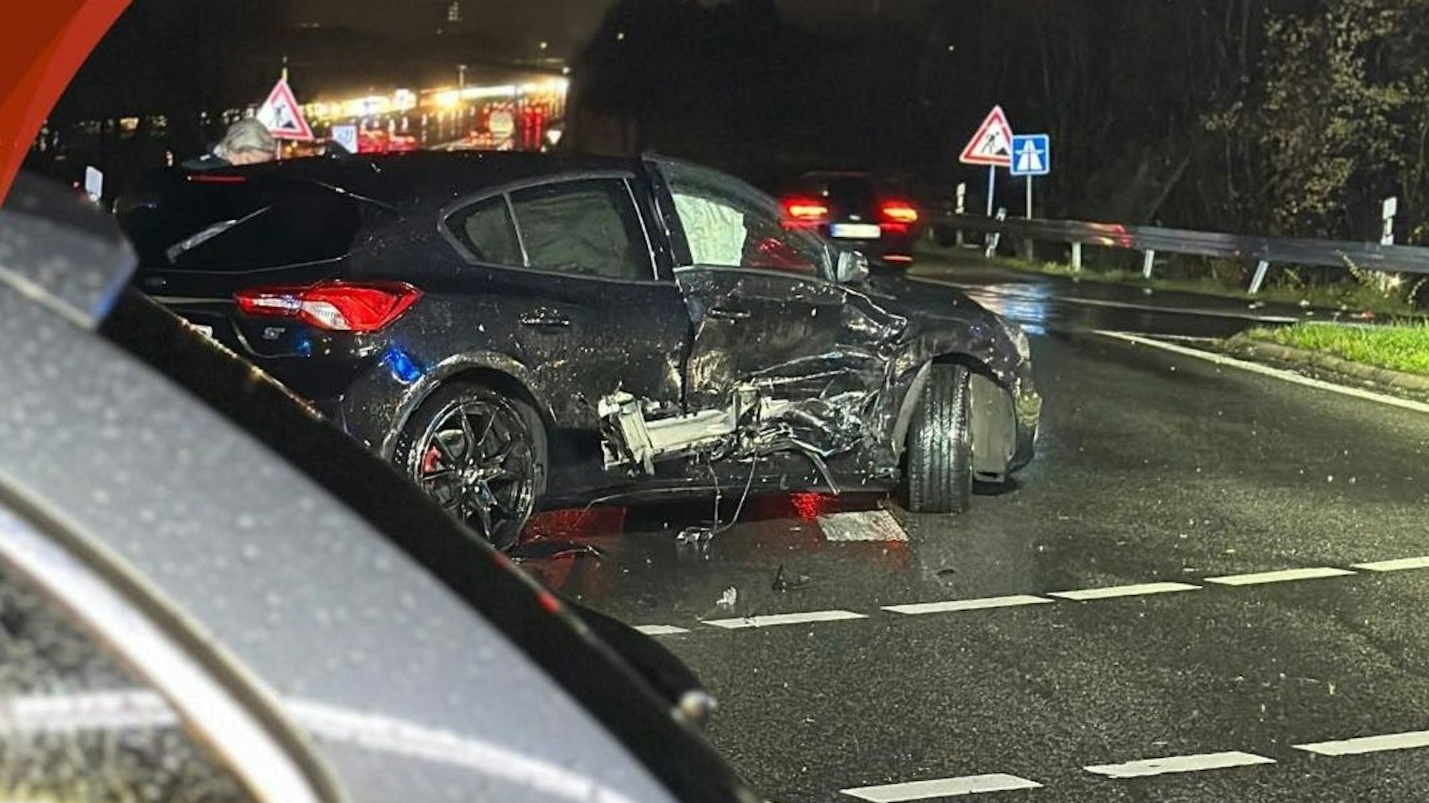 Das Bild zeigt ein beschädigtes Auto auf der Autobahnauffahrt.