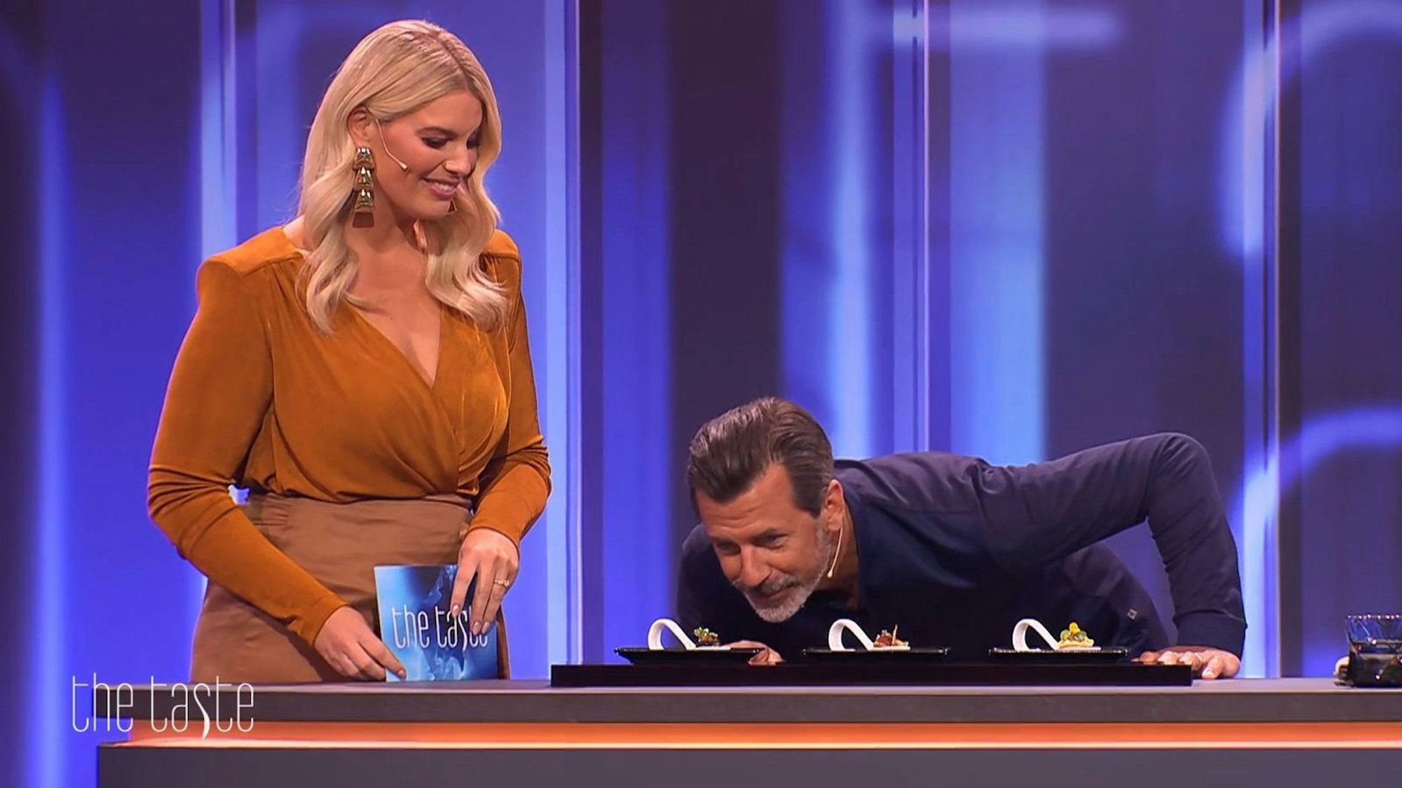 Er ist der Mann, der nicht nur Moderatorin Angelina Kirsch den Kopf verdreht: der Drei-Sterne-Koch Andreas Caminada aus Graubünden. (Bild: Joyn/Screenshot)