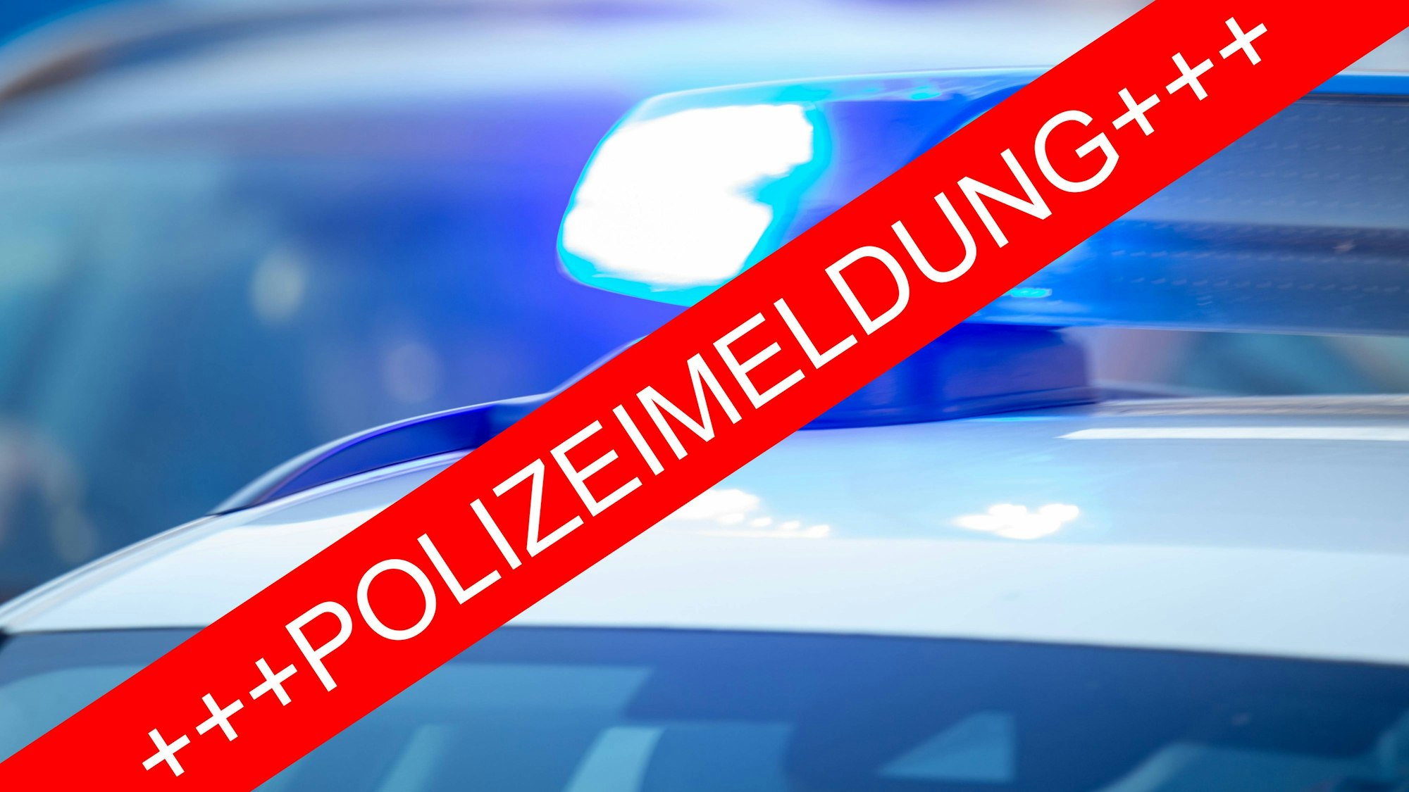 Polizeiauto mit Blaulicht und rotem Banner Polizeimeldung