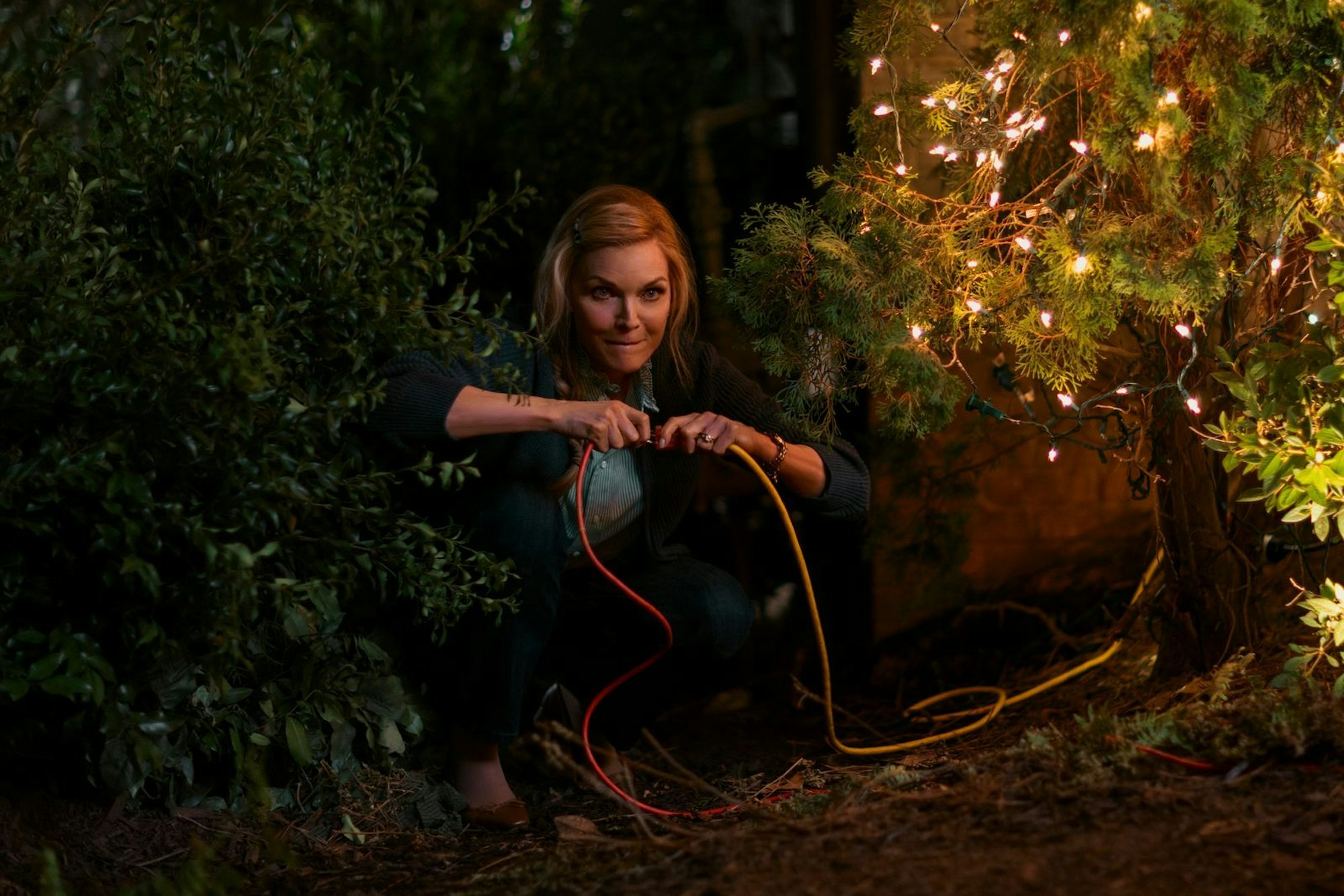 Eine weitere Facette ihres Könnens zeigt Michelle Pfeiffer in der Weihnachtskomödie „Oh. What. Fun“ (ab 3. Dezember auf Prime Video). (Bild: Amazon Content Services LLC)