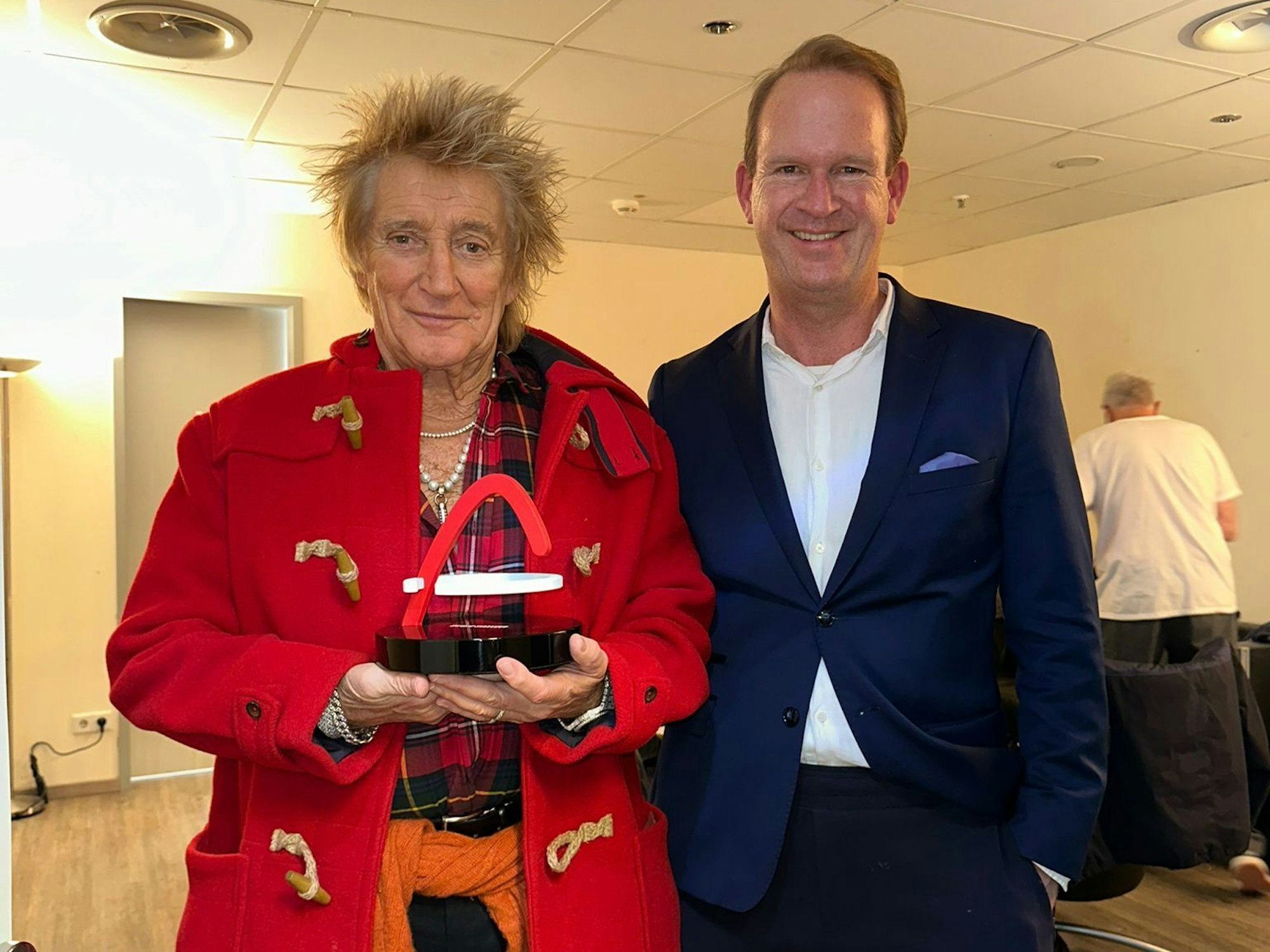 Rod Stewart bekommt einen Award von Stefan Löcher.